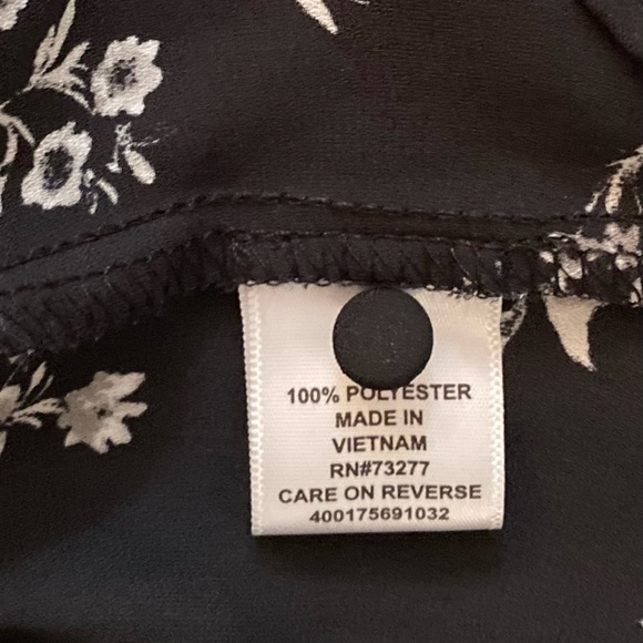 Woman’s short sleeve top by Elle size S. - Picture 4 of 13